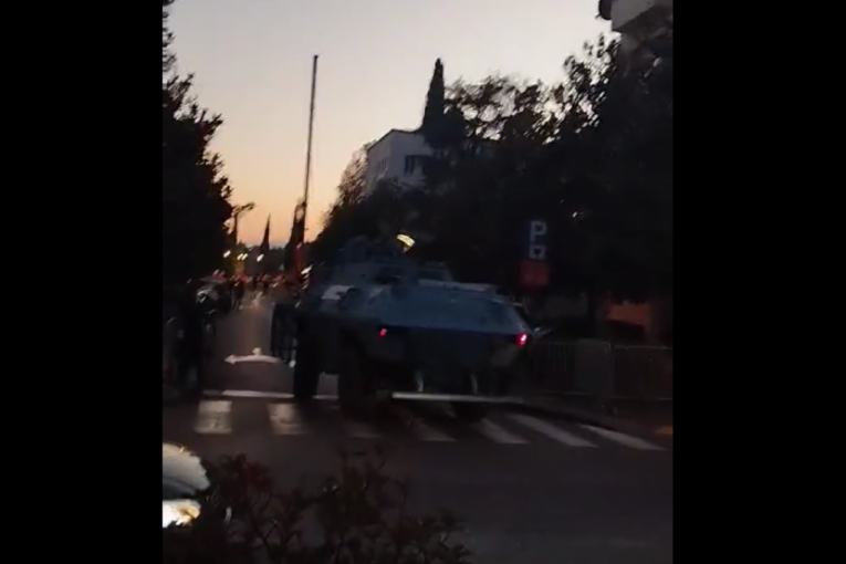 Protest u Podgorici za opstanak Mila Đukanovića: Na ulicama borbena oklopna vozila i policija (VIDEO)
