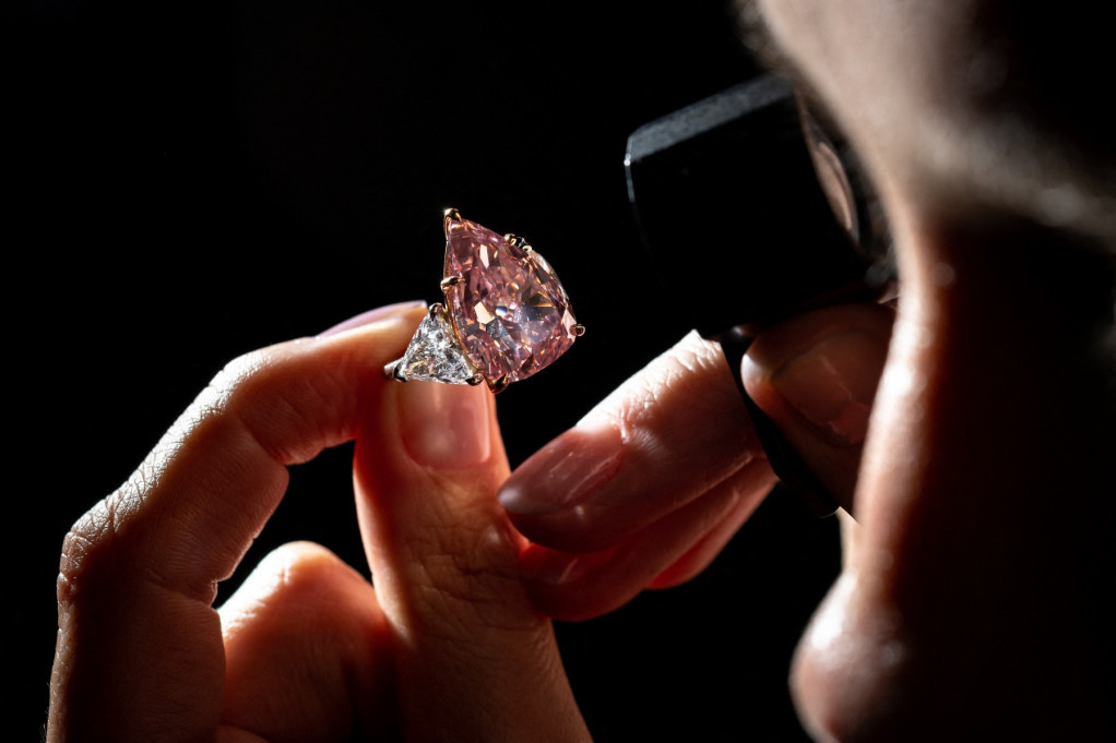Redak ružičasti dijamant prodat za neverovatnu sumu novca: "Nažalost, nije doneo sreću" (VIDEO)