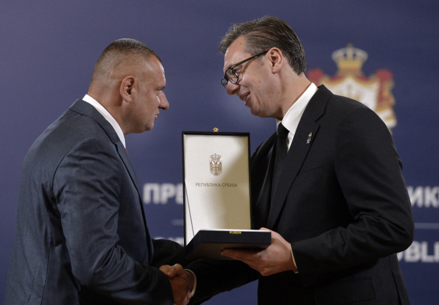 predsednik Vučić uručuje orden Nenadu Đuriću
