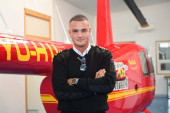 Dušan (25) je pilot i avio-mehaničar koji živi filmsku priču: Tata mu je poginuo u padu helikoptera, a onda je jedan dan sve promenio