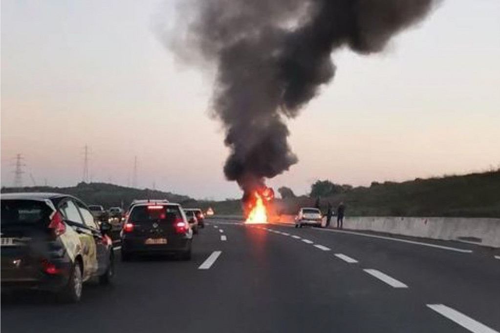 Požar na auto-putu: Vatrena stihija "progutala" automobil (VIDEO)