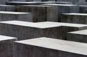 Čekićem uništio deo spomenika Holokaustu u Berlinu: Čovek će morati da plati preko 3.000 evra