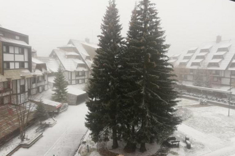 Pao prvi sneg u Srbiji: Marko iz Beograda je fotografisao prve pahulje, kaže da se preko noći sve zabelelo (FOTO)