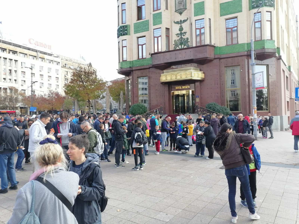 Opšta menjaža na Terazijama: Deca, penzioneri, očevi i majke - nema ko ne menja sličice! Generalna euforija!