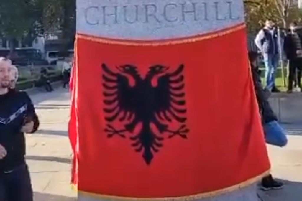 Albanci napravili haos u Londonu, okačili zastavu na Čerčilov spomenik, Faraž besan: Ovo je sramota! (VIDEO)