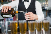 A jel‘ u restoranu naručite „strani viski“: Proizvođači upozoravaju na ilegalnu rakiju rizičnu po zdravlje