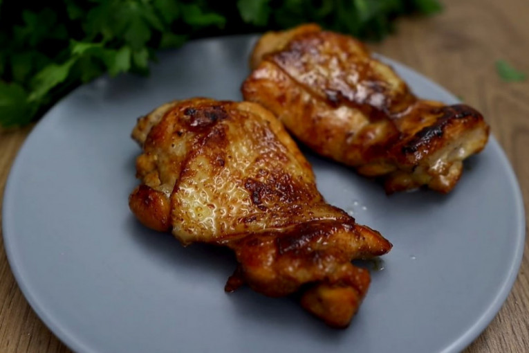 Recept dana: Pileći bataci - kožica će vam se lepiti za prste, a meso će biti sočno kao da ste ga poručili u restoranu (VIDEO)