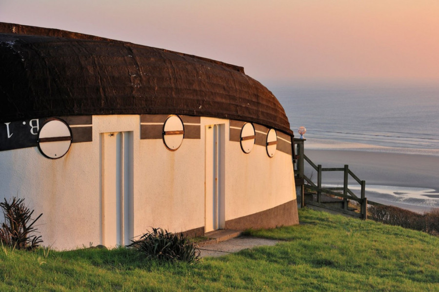 Ovo malo selo naopako okrenutih kuća od čamaca moglo bi biti vaša sledeća neobična destinacija