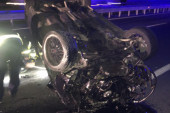 Teška saobraćajka na auto-putu Miloš Veliki: Vozač se zakucao u ogradu, pa od siline udarca prevrnuo na krov - povređene dve osobe (FOTO)