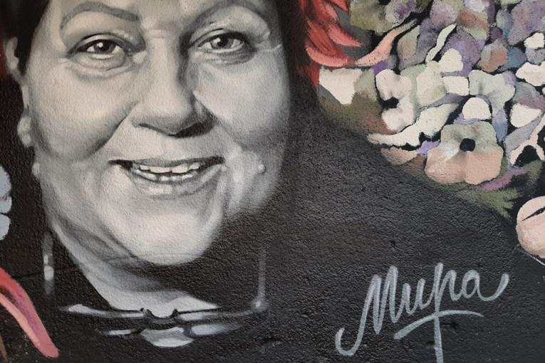 Mira je 25 godina prodavala cveće na jednom dorćolskom ćošku, a kada je preminula komšije su joj tu posvetile mural za uspomenu (FOTO)