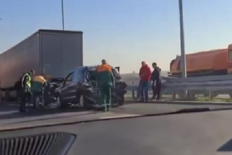 Lančani sudar kod Orlovače: Četiri vozila učestovala u udesu, petoro povređeno - automobil podleteo pod kamion, sve smrskano (VIDEO)