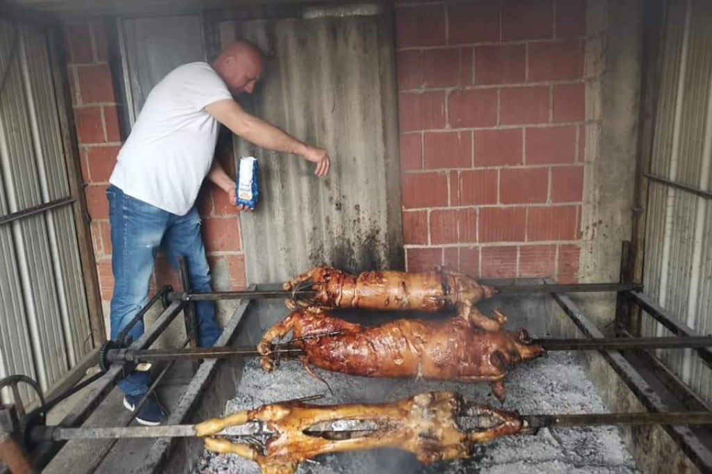 Cena prasića skočila, a potražnja nikad veća! Draganu iz Zagorice telefon se usijao: "Koliko god da ih imam, sve bih prodao" (FOTO)