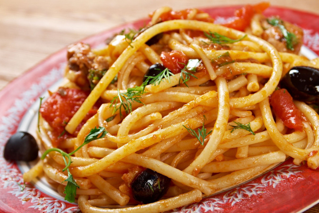 Pasta puttanesca iliti špagete na prostitutkin način: Čuveno italijansko jelo koje su pripremale žene lakog morala