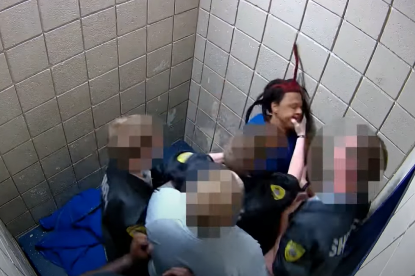Policajci upali u ćeliju i počeli da mlate: Četiri stražara krvnički tukla tamnoputog zatvorenika, pokrenuta istraga (VIDEO)