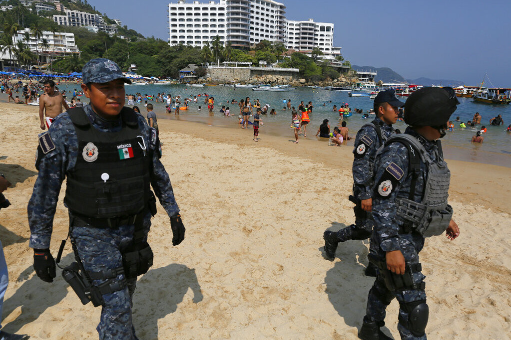 Tri raskomadana tela se nasukala na popularnu plažu: Turisti nastavili da se šetaju i kupaju (UZNEMIRUJUĆE)