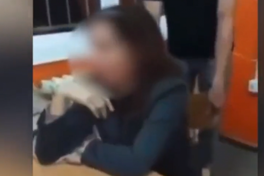 Skandalozan snimak nasilja u Trsteniku: Nastavnici izmakli stolicu, pa kada je pala na pod đaci prasnuli u smeh (VIDEO)