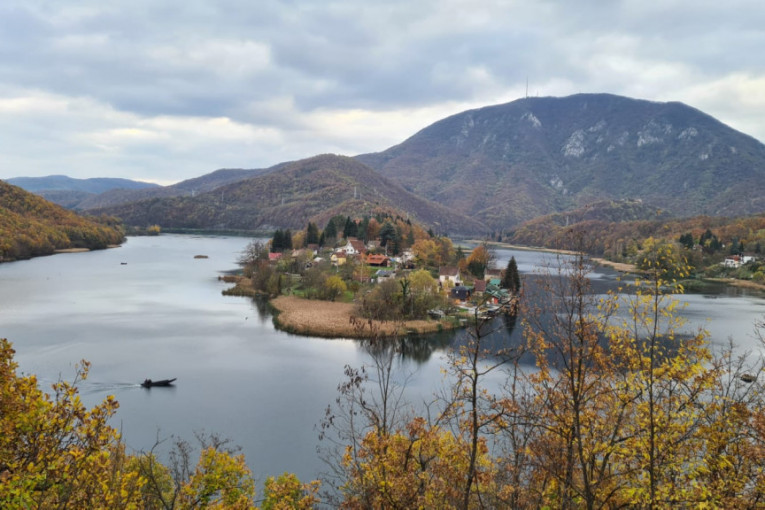 Ostrvo usred jezera na kom živi samo nekoliko stanovnika i svi se prezivaju isto: Srpski Bled na Zapadnoj Moravi ostavlja bez daha!