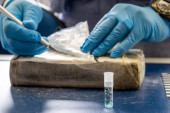 Filmsko hapšenje u Novoj Pazovi: Otkriveno 4 kilograma kokaina tokom primopredaje, dvojica privedena (VIDEO)