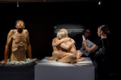 Skidanje na ulazu u muzej! U Parizu otvorena izložba za nudiste: Slike govore više od reči (FOTO)