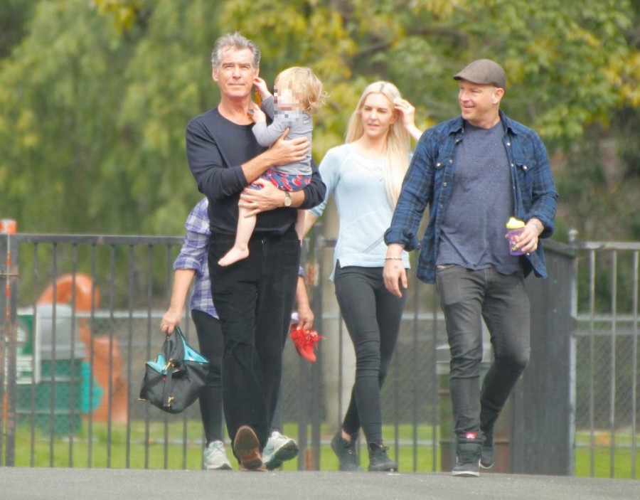 Najzgodniji holivudski deda dobio još jedno unuče: Pirs Brosnan rastopio srca javnosti fotografijom bebe (FOTO)