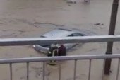 Stravični prizori sa hrvatskih ulica: Poplavljeni gradovi, bujice nose sve pred sobom - automobili zarobljeni u vodi (VIDEO)