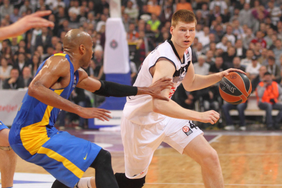 Tajna ljubav pevačice (49) sa mnogo mlađim košarkašem: Sve se raspalo, ali ona ponavlja istu grešku!