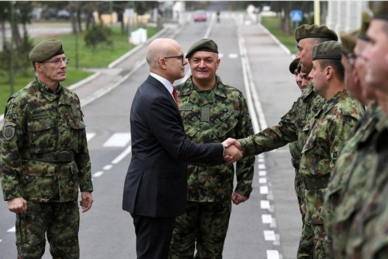 Ministar Vučević u Komandi za obuku: “Verujem da će Generalštab i Ministarstvo odbrane i dalje biti fokusirani na koncept odbrane Srbije"