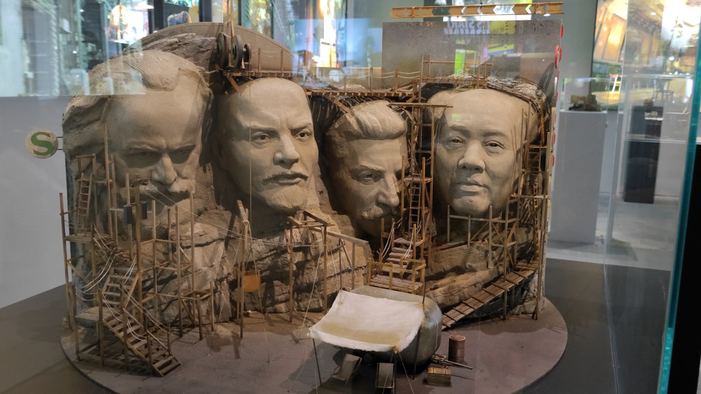 Nestvarne scenografije na kojima bi pozavideo Hičkok: 24sedam na spektakularnoj izložbi (FOTO/VIDEO)