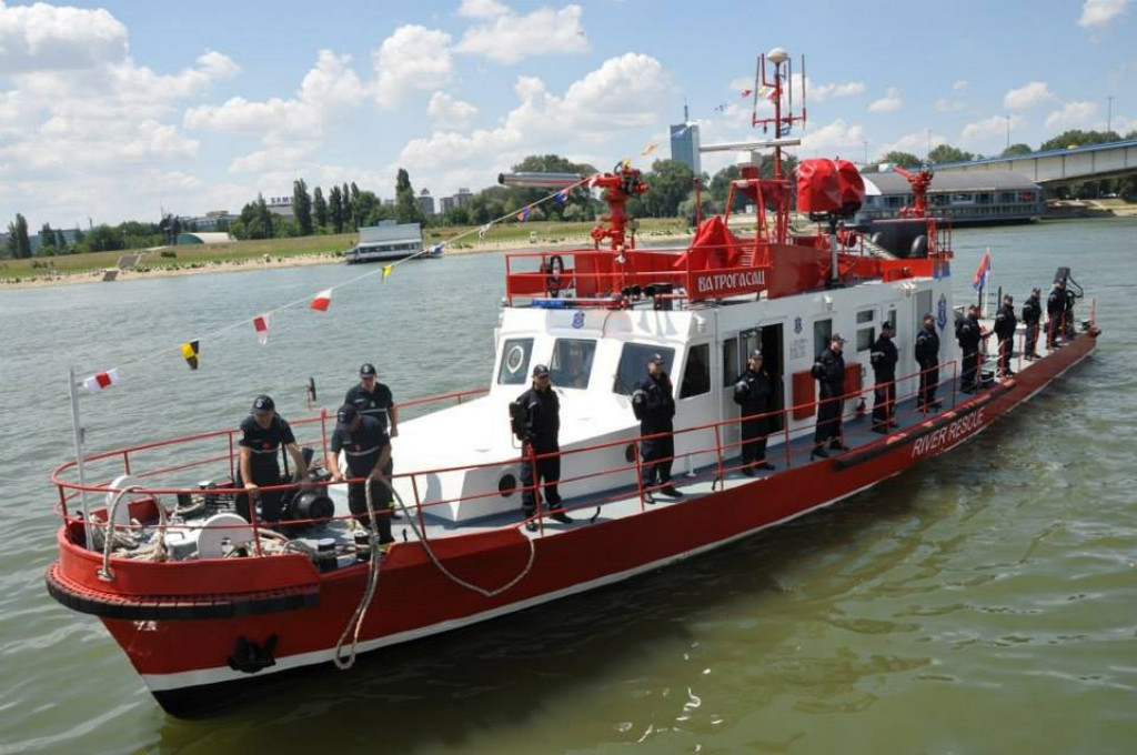 Kapetan Vlado upravljao je jedinim našim vatrogasnim brodom: Gasimo brod i odjednom počinje da tone! A unutra kolege tonu s njim... (VIDEO)