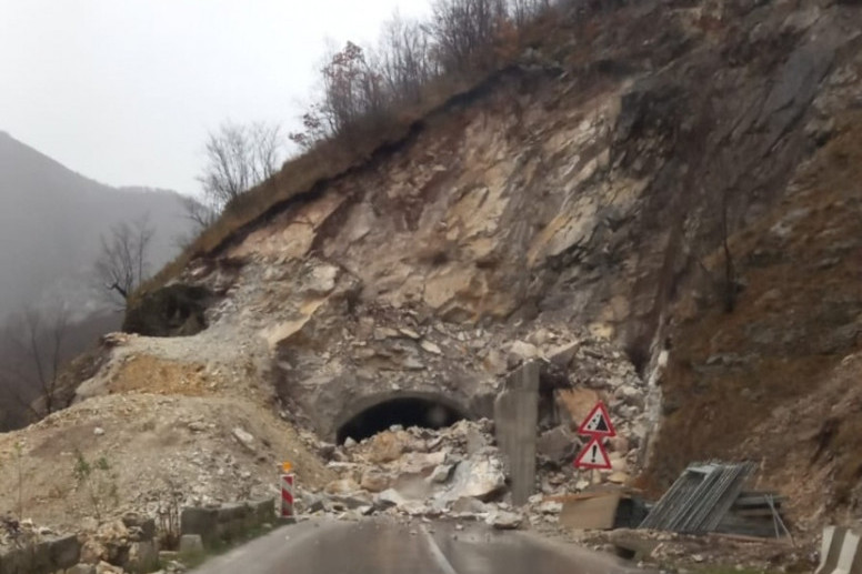 Odvalilo se brdo kod Prijepolja i preseklo put: Dve stotine kubika krupnog kamena obrušilo se na magistralu koja vodi ka Crnoj Gori!