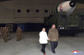 Zašto je Kim prvi put javno pokazao svoju ćerku tokom lansiranja projektila? Stručnjaci imaju više teorija (FOTO)