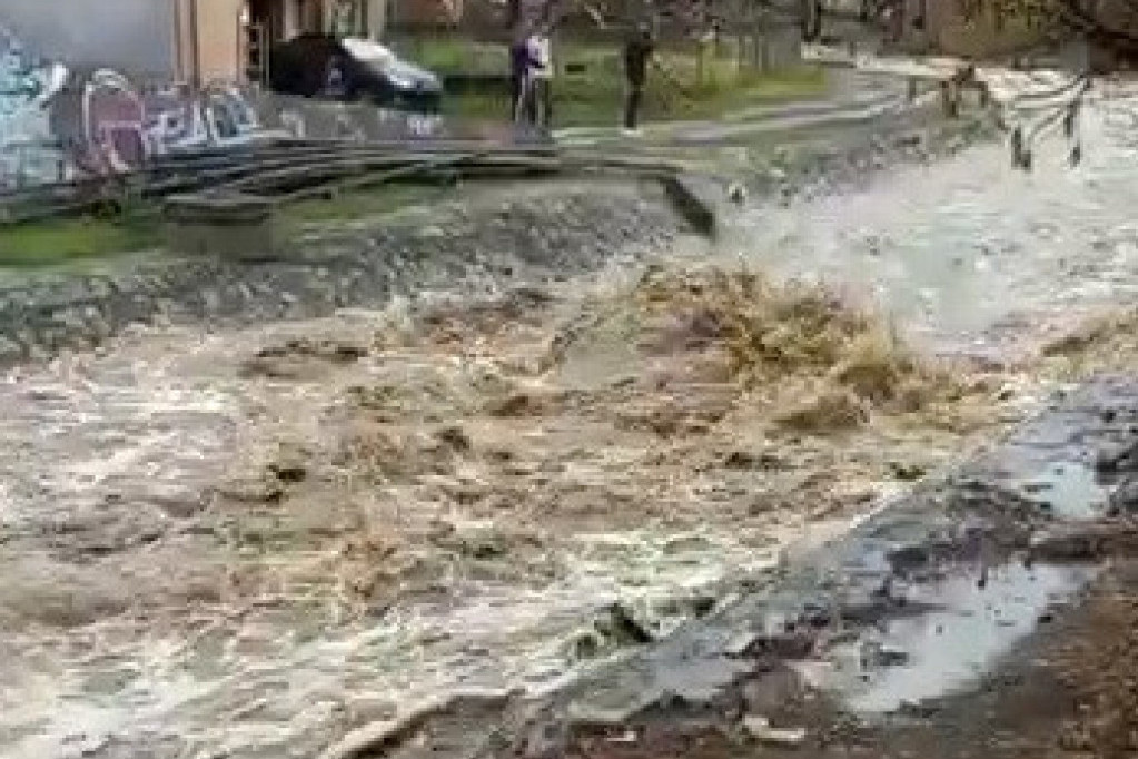Potop u Novom Pazaru, izlila se reka: Voda prelila ulice, građani upozoreni da budu oprezni ako prelaze mostove! (VIDEO)