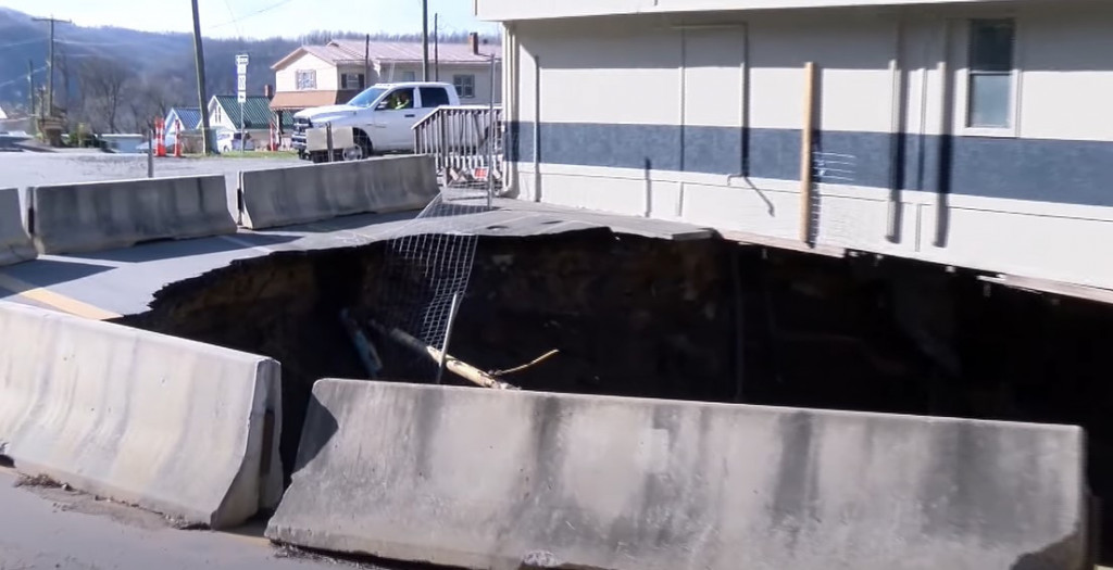 Velika rupa koja se otvorila u zemlji preti da proguta policijsku stanicu! (VIDEO)