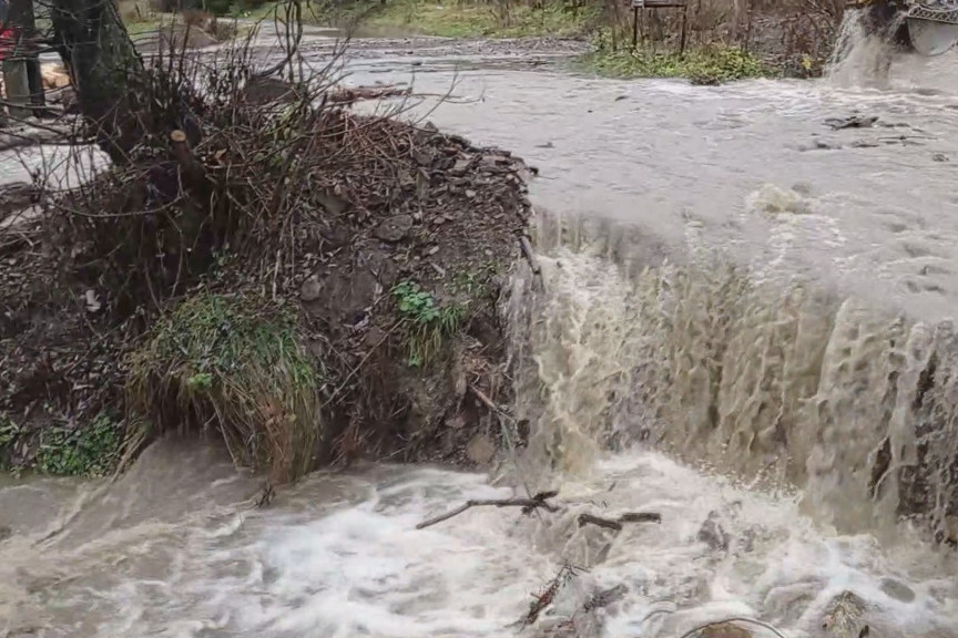 Potop u ivanjičkom selu Brusnik: Izlili se bujični potoci, voda preti da uđe u kuće! (FOTO/VIDEO)