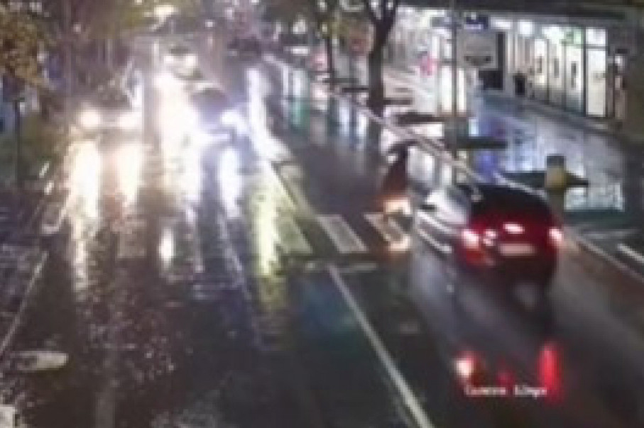 Jeziva saobraćajka u Kruševcu: Vozač pokosio ženu na pešačkom prelazu, od siline udarca podletela pod točkove (UZNEMIRUJUĆI VIDEO)
