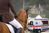 Tinejdžer pao sa konja i povredio se: Nesreća na beogradskom hipodromu
