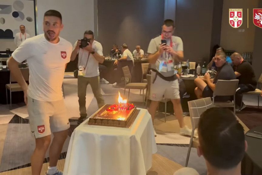 Kapiten Srbije proslavio rođendan - Dobio tortu, pa saigračima poručio: Imam neku želju, samo da uradimo to (VIDEO)
