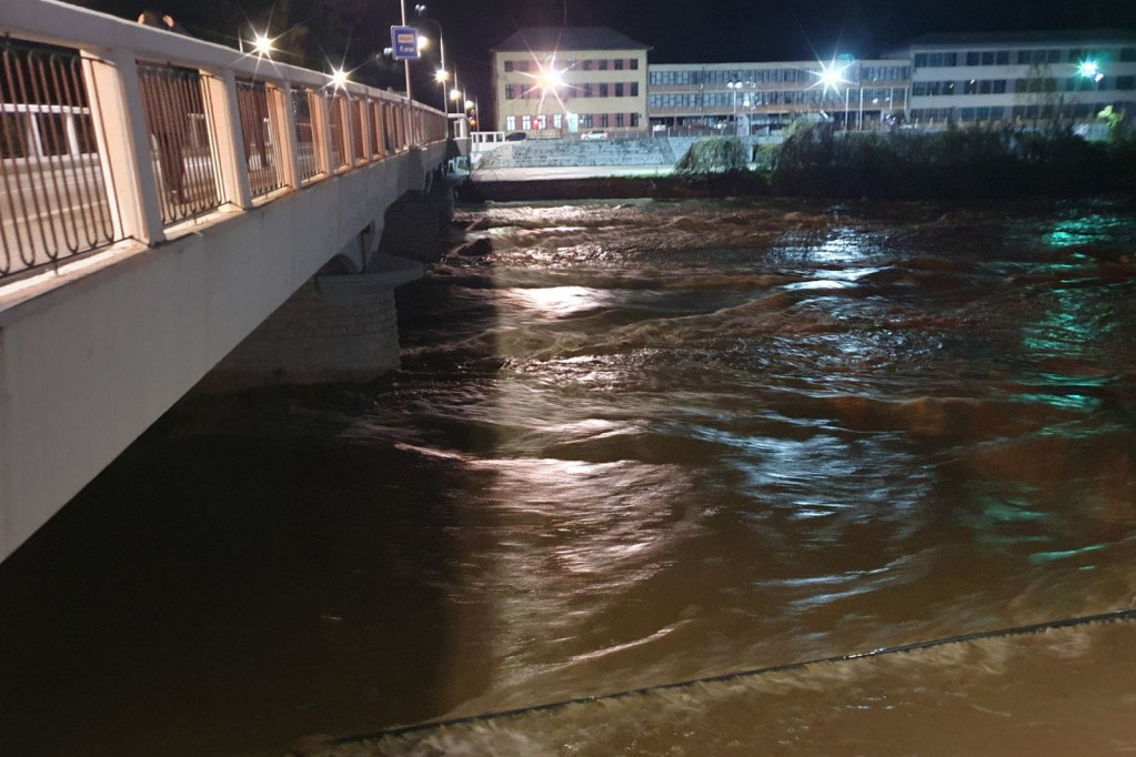 Alarmantno u Prijepolju: Izlila se reka Lim na više lokacija, građani zabrinuti (FOTO)