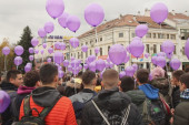 Desetine ljubičastih balona u znak sećanja na Saru: Čačak tuguje za nastradalom devojčicom - "još uvek čekamo da se nasmejana pojavi" (FOTO)