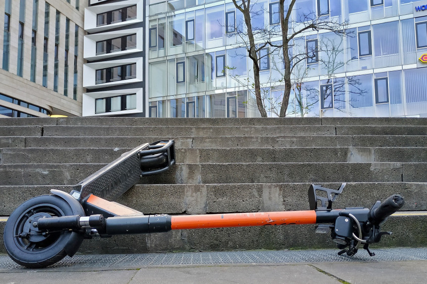 Surduličanin izgubio kontrolu nad električnim trotinetom: Od pada zadobio teže povrede!