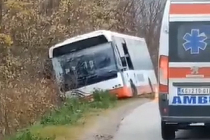 Prvi snimci nezgode kod Kragujevca: Vozača "povukla bankina", autobus završio u kanalu pored puta (VIDEO)