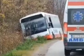 Prvi snimci nezgode kod Kragujevca: Vozača "povukla bankina", autobus završio u kanalu pored puta (VIDEO)