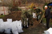 "Uvek u službi građana": Ministar Vučević objavio fotografije vojnika koji pomažu narodu da se izbori sa poplavama (FOTO)