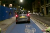 Bez blama! Bahati vozač automobilom uleteo na biciklističku stazu, biciklisti mu se sklanjali s puta!