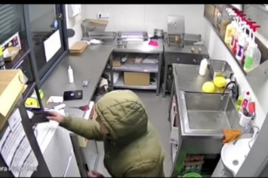 Krađa na snimku: Lopov uzima novac u restoranu brze hrane u Novom Sadu (VIDEO)