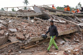 "Hvala Bogu, još uvek je disao": Dečak (6) spasen iz ruševina u Indoneziji, dva dana bio zatrpan posle zemljotresa