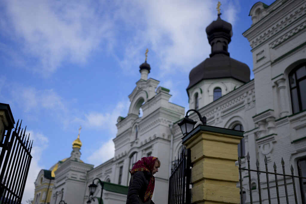 Poslednja služba UPC u Kijevsko-pečerskoj lavri? Hiljade vernika u svetinji (VIDEO)