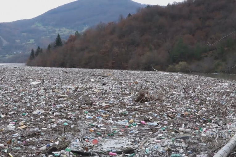 Užasni prizori kod Prijepolja: Poplave donele tone smeća i zatrpale Lim i Potpećko jezero (FOTO/VIDEO)