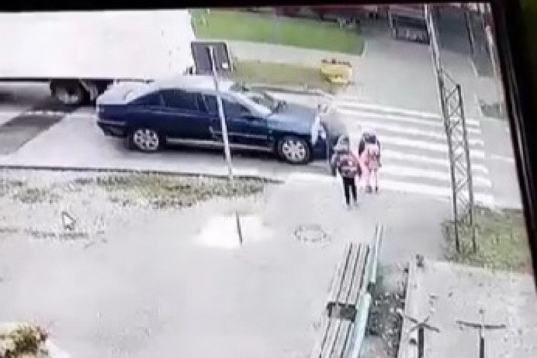Bezobrazluku nema kraja! Bahati vozač u Šapcu divljao na pešačkom prelazu kod škole, onda ga je čovek zaustavio i očitao mu bukvicu (VIDEO)