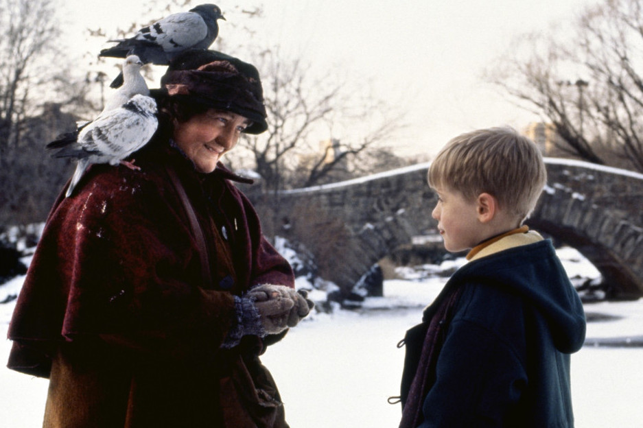 Sećate li se žene sa golubovima iz ''Sam u kući'':  Njena životna priča je podjednako tužna kao u filmu!